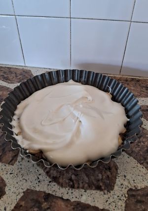 Una foto de Tarta de bananas y dulce de leche con merengue sin harina