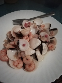Una foto de Gambas con almejas