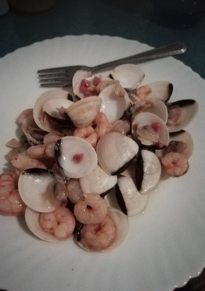 Una foto de Gambas con almejas