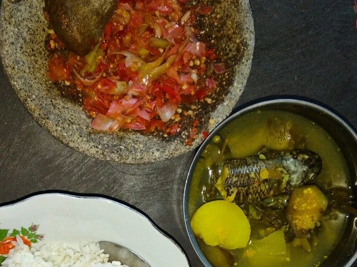 Cara Mudah Membikin Resep Sayur asam haruan &amp;amp; sambal patikala yang Menggugah Selera Anti Ribet, Uenak Banget