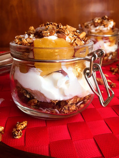 Una foto de Vasitos de granola, yogur y nectarina