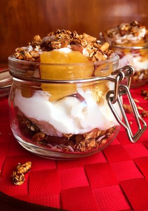 Foto principal de Vasitos de granola, yogur y nectarina