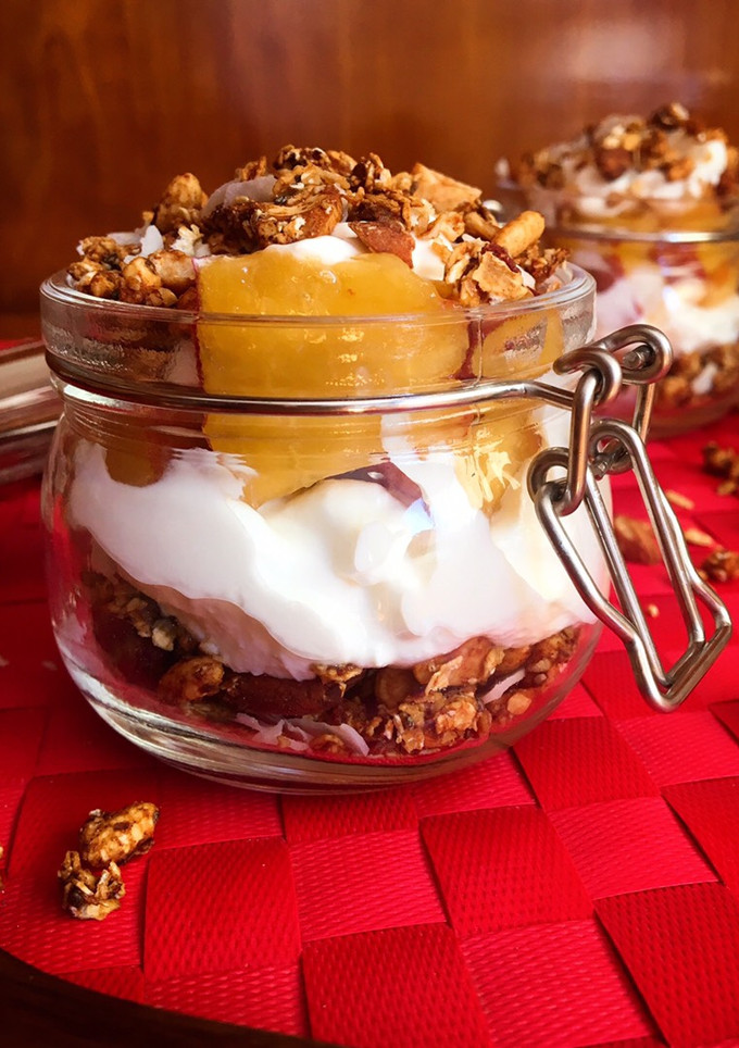 Una foto de Vasitos de granola, yogur y nectarina