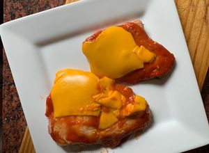 Una foto de Matambrito de cerdo a la pizza con cheddar