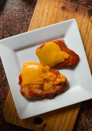 Una foto de Matambrito de cerdo a la pizza con cheddar