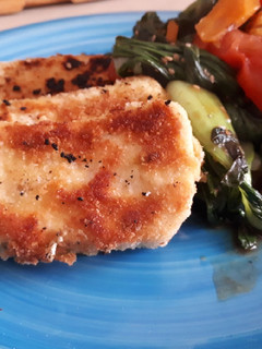 Una foto de Milanesas de tofu con salteado de pak choi, tomate y zanahoria