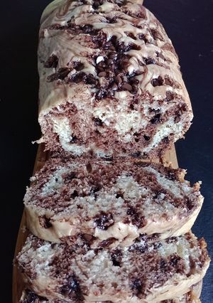 Una foto de 🍫Budín marmolado con chips de chocolate