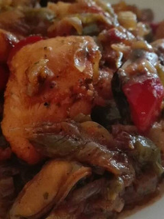 Una foto de Cazón con verduritas, gambas y mejillones