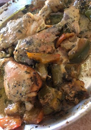 Una foto de Muslos de Pollo al horno con vegetales y mostaza.✌️☺️
