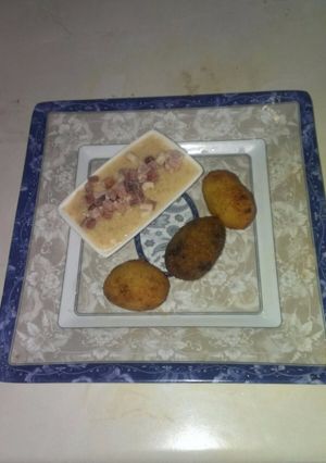 Una foto de Croquetas de cola de toro con salmorejo