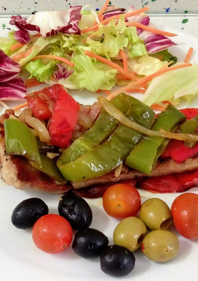 Una foto de Secreto ibérico con pimientos fritos y ensalada