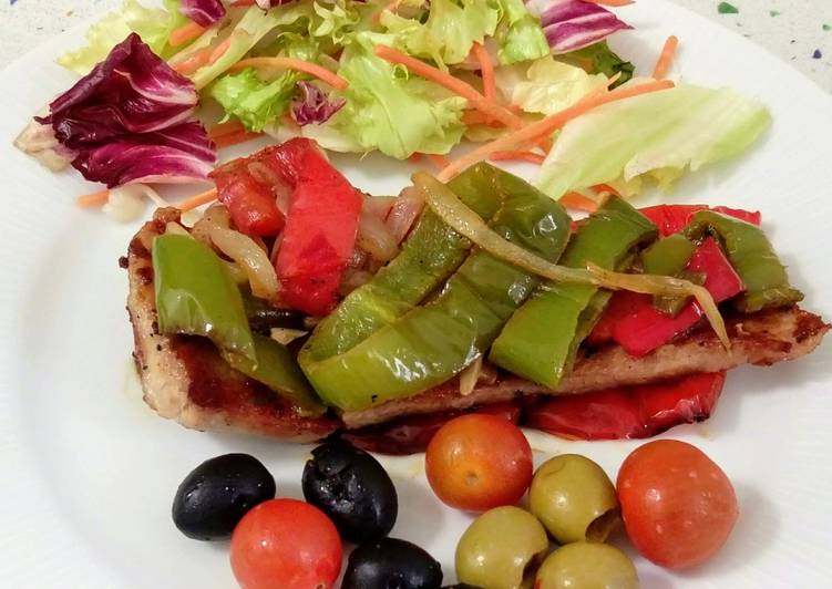 Secreto ibérico con pimientos fritos y ensalada