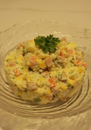 Hình của món Olivier Salad (salad Nga).