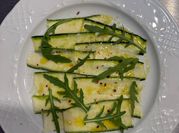 Una foto de carpaccio vegetal