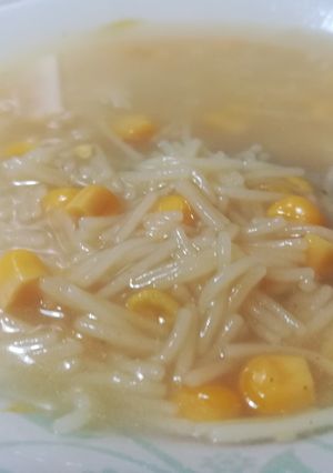 صورة لوصفة شوربة الذرة مع الشعيرية سهلة سريعة وخفيفة على المعدة 🥘