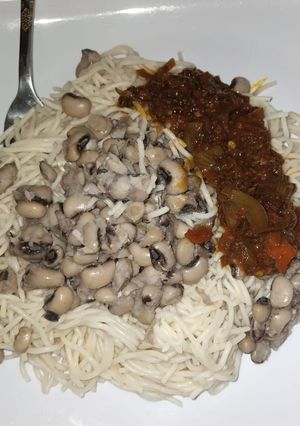 A picture of Spaghetti and beans with sauce.