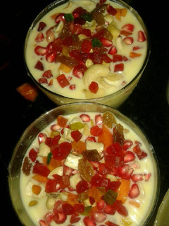 फ्रूट कस्टर्ड ड्राई फ्रूट के साथ (Fruit custard with dry fruits recipe in hindi) रेसिपी मुख्य फोटो