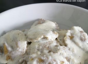 Foto di 373 Ravioli di grano saraceno con ripieno di fontina e speck su crema di ricotta e Valle Latteria