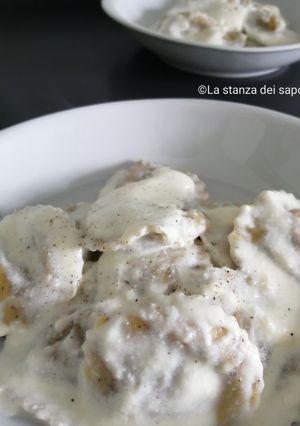 Foto di 373 Ravioli di grano saraceno con ripieno di fontina e speck su crema di ricotta e Valle Latteria
