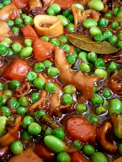 Una foto de Guiso de calamares, guisantes y edamame