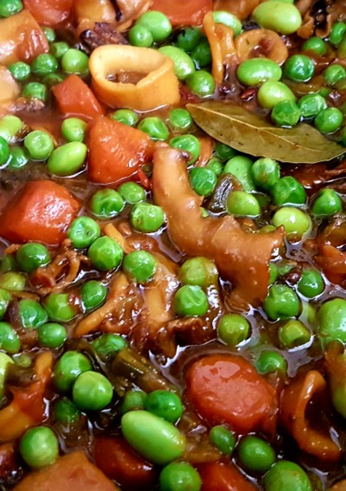 Una foto de Guiso de calamares, guisantes y edamame