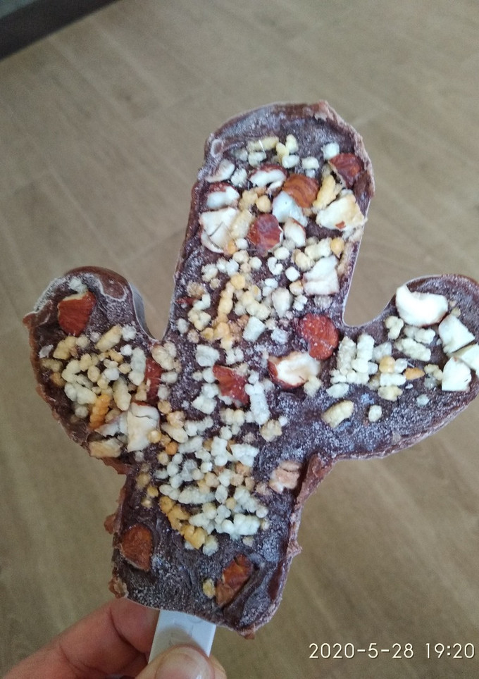 Una foto de Helado de chocolate y avellanas
