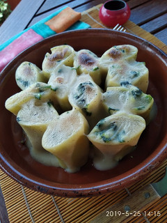 Una foto de Paccheri rellenos de espinacas, merluza y piñones