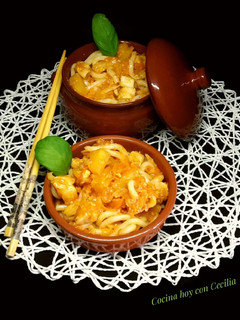 Una foto de Fideos Udon con salsa agridulce, pollo y piña