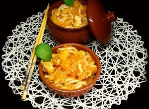 Una foto de Fideos Udon con salsa agridulce, pollo y piña