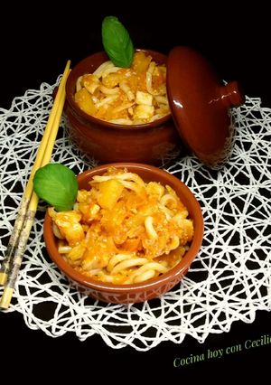 Una foto de Fideos Udon con salsa agridulce, pollo y piña