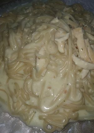Una foto de Fideos a la crema con pollo