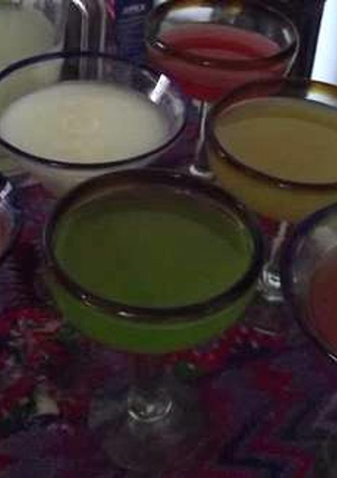 Una foto de Cóctel de pulque y fresa