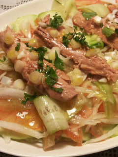 Una foto de Ensalada Cristóbal de atún y pepinos