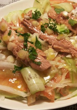 Foto principal de Ensalada Cristóbal de atún y pepinos