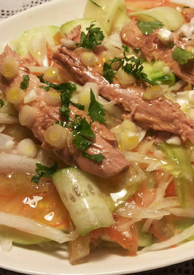 Una foto de Ensalada Cristóbal de atún y pepinos