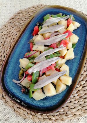 Una foto de Ensalada de patata y boquerones en vinagre
