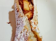 Una foto di mela pasta sfoglia strudel