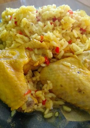 Una foto de Arroz Amarillo con Alitas de Pollo