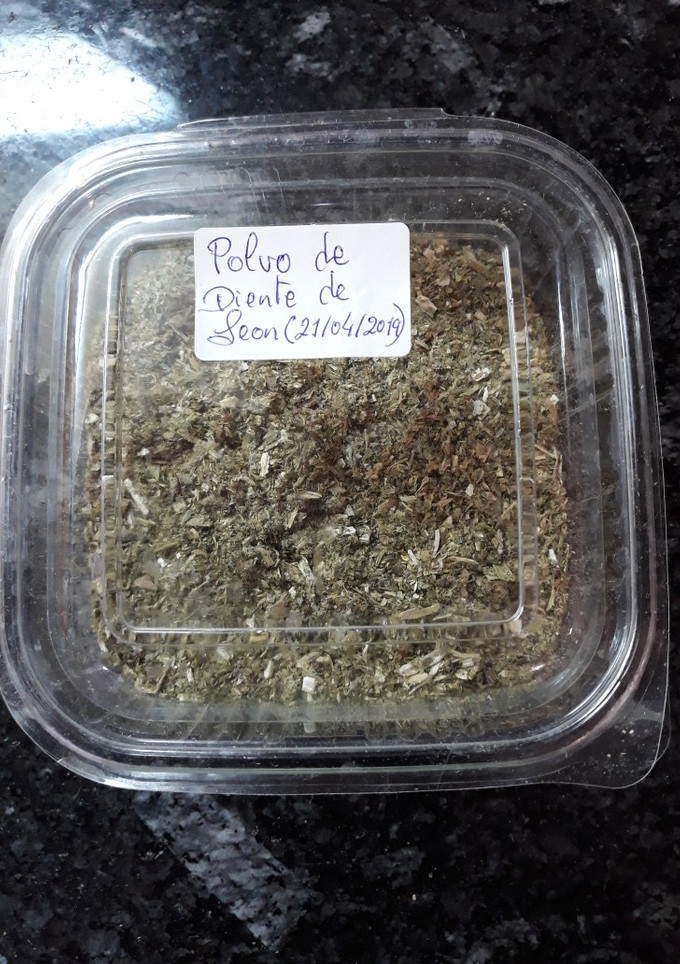 Una foto de Polvo de diente de leon. "Pon flores en tu boca"