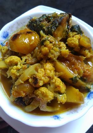 ফুলকপি তরকারি আলু টমেটো দিয়ে রেসিপির প্রধান ছবি