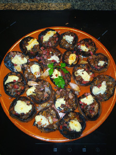 Una foto de Champiñones rellenos de jamón al horno