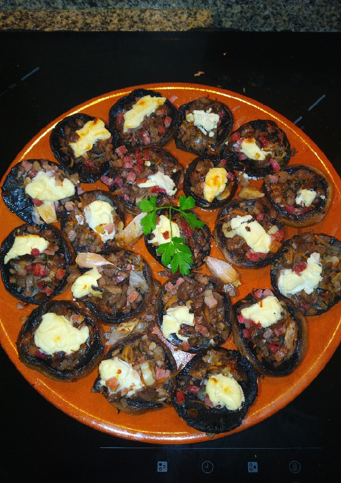 Una foto de Champiñones rellenos de jamón al horno