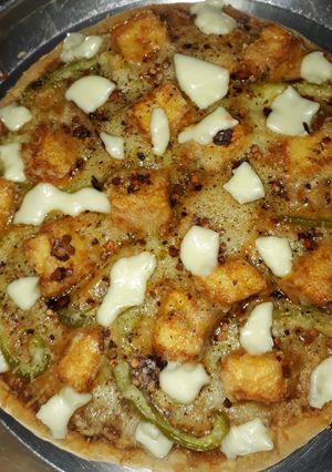 A picture of Butter Paneer pizza.