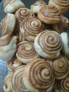 Una foto de Rollos de canela manjar