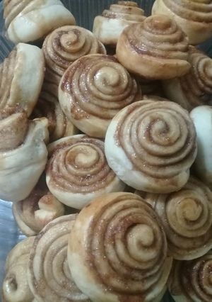 Una foto de Rollos de canela manjar