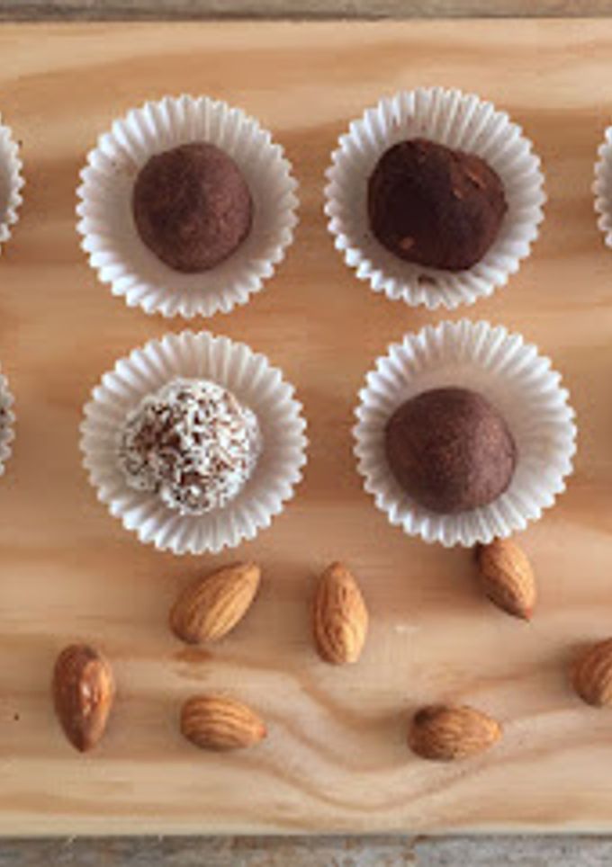 Una foto de Bolitas Raw de almendra y cacao