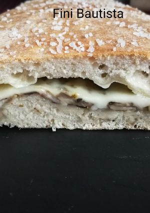 Una foto de Stromboli de champiñones y mozzarella