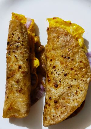 एग रोल (egg roll recipe in marathi) रेसिपी चे मुख्य फोटो 