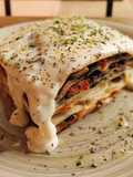 Lasaña de champiñones, acelgas y tomate seco en aceite con bechamel de gorgonzola