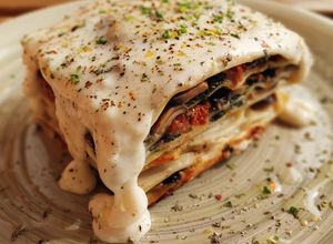Una foto de Lasaña de champiñones, acelgas y tomate seco en aceite con bechamel de gorgonzola